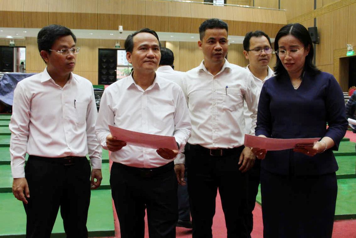 Phó Bí thư Thường trực Thành ủy Đà Nẵng Nguyễn Đình Vĩnh kiểm tra dự án tại Trường Chính trị thành phố.