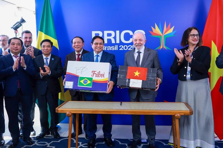 Thủ tướng Phạm Minh Chính và Phu nhân được CLB Vasco da Gama tặng bộ áo đấu, đồng thời tặng lại CLB áo đấu của CLB Công an Hà Nội.