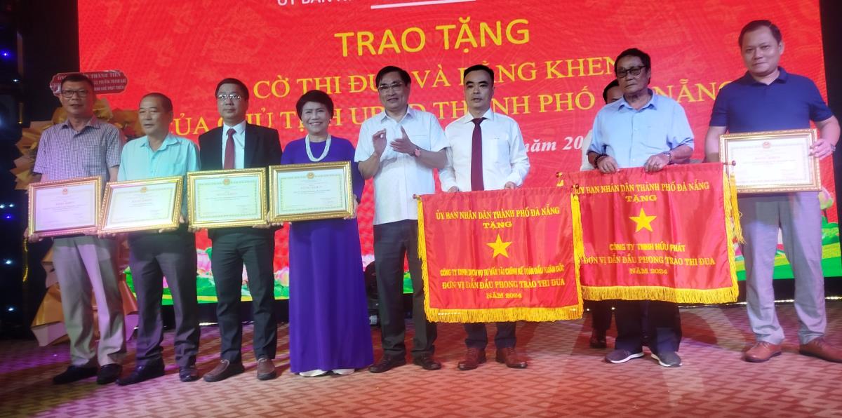 Chủ tịch Hội Doanh nghiệp Thanh Khê tặng Giấy khen cho các doanh nghiệp.