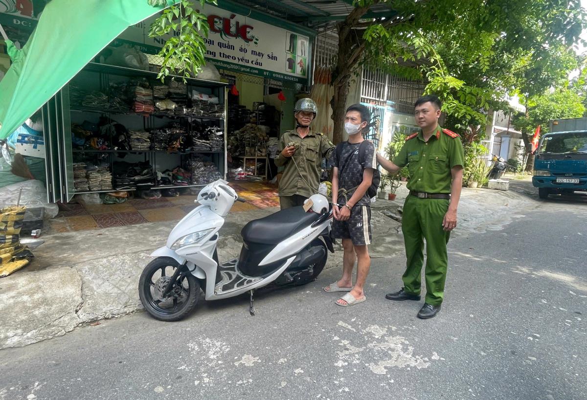 Nguyễn Văn Bình và xe máy bị trộm.