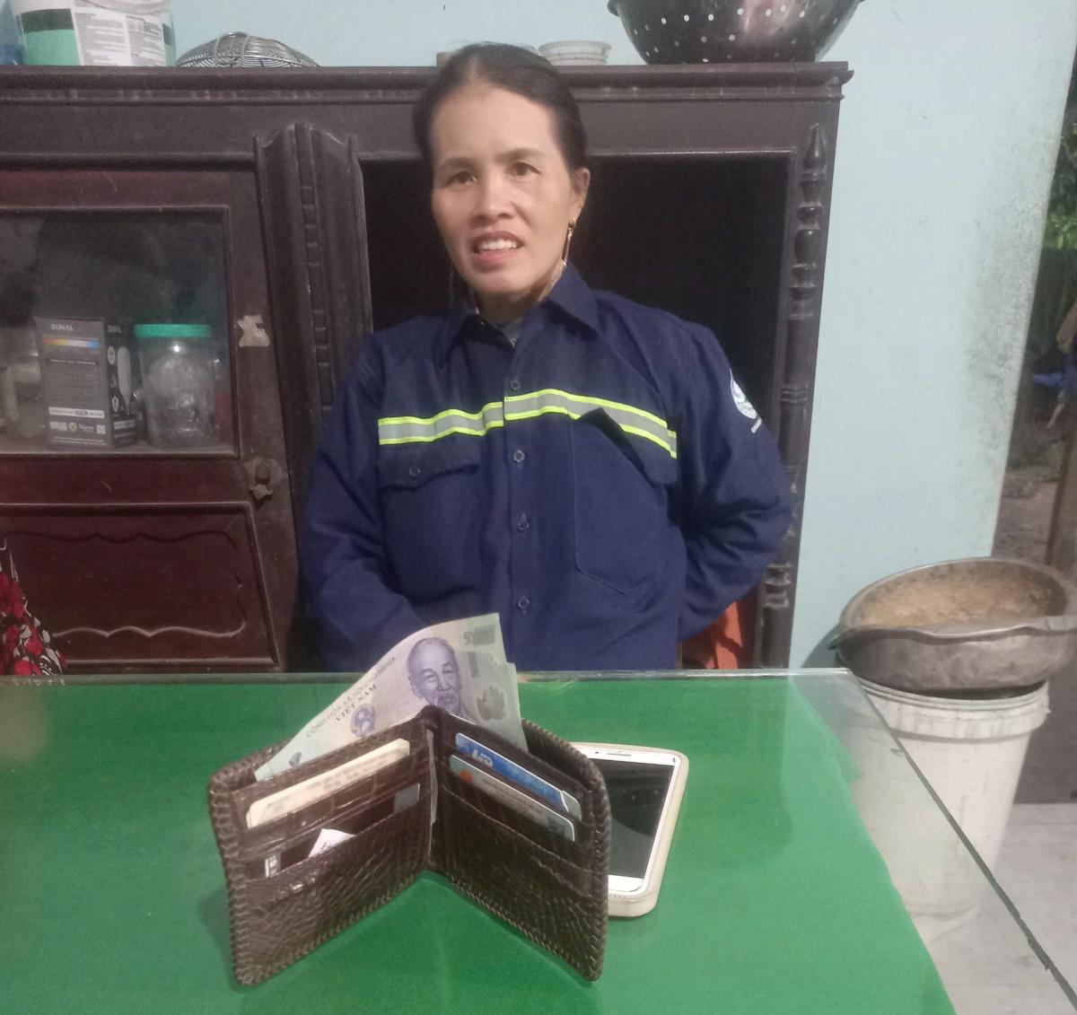 Chị Thuyền và chiếc ví nhặt được.