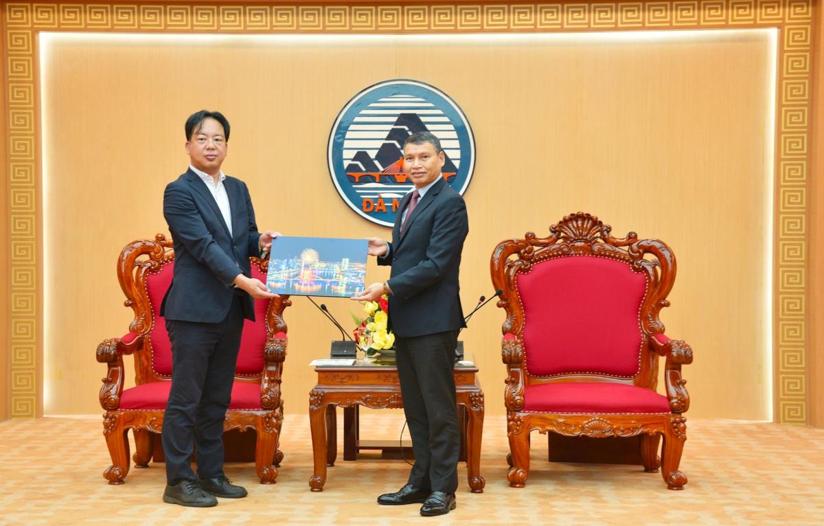 Phó Chủ tịch Thường trực UBND thành phố Hồ Kỳ Minh (bên phải) tặng quà lưu niệm đến Phó Chủ tịch Liên minh Nghị sĩ hữu nghị thành phố Sakai Nishi Tetsushi.