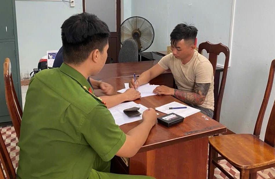 Công an phường Hương Trà bắt giữ đối tượng Bình cùng chiếc xe máy tang vật.