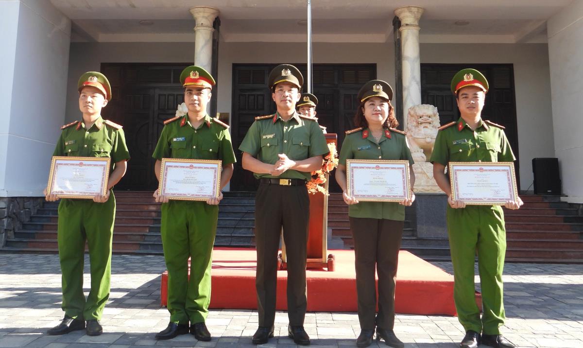 Đại tá Nguyễn Đại Đồng trao Bằng khen của Bộ trưởng Bộ Công an cho các tập thể, cá nhân.