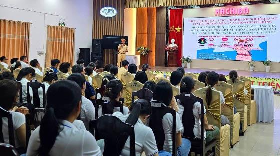 Cán bộ, công nhân Công ty Cổ phần Dệt may 29-3 dự buổi tuyên truyền Luật Giao thông đường bộ.