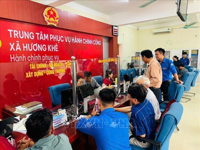 Đội hình thanh niên tình nguyện có mặt tại Trung tâm phục vụ hành chính công xã Hương Khê để hỗ trợ người dân và cán bộ.