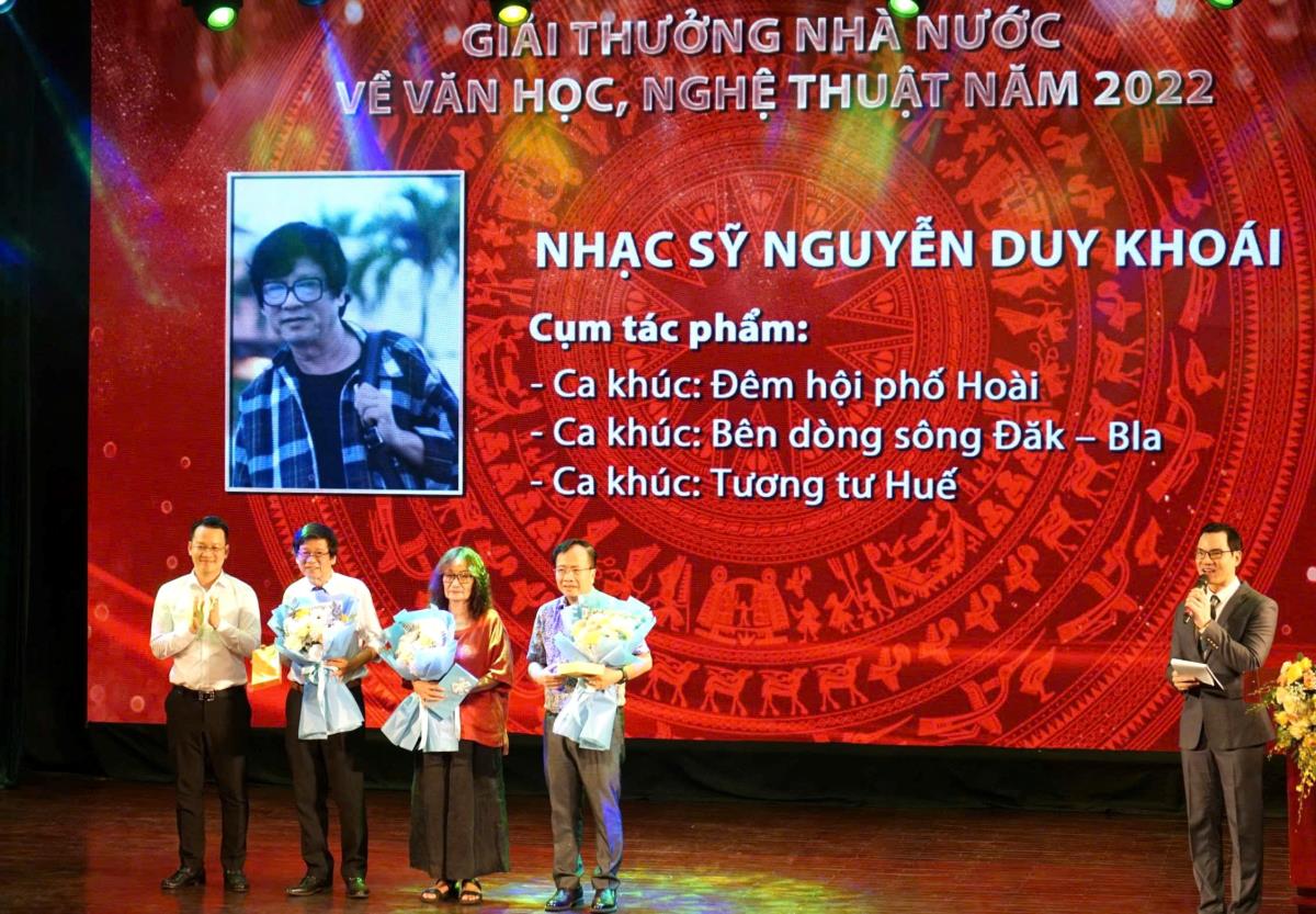 Phó Chủ tịch UBND thành phố Nguyễn Thị Anh Thi tặng hoa tri ân tại đêm nhạc Nguyễn Duy Khoái - Khi trái tim vẫn hồng.