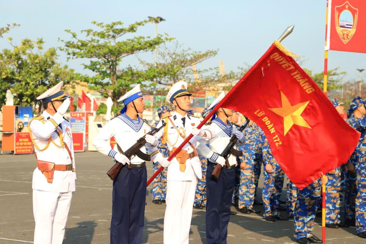 Lữ đoàn nhận Cờ đơn vị huấn luyện giỏi năm 2024