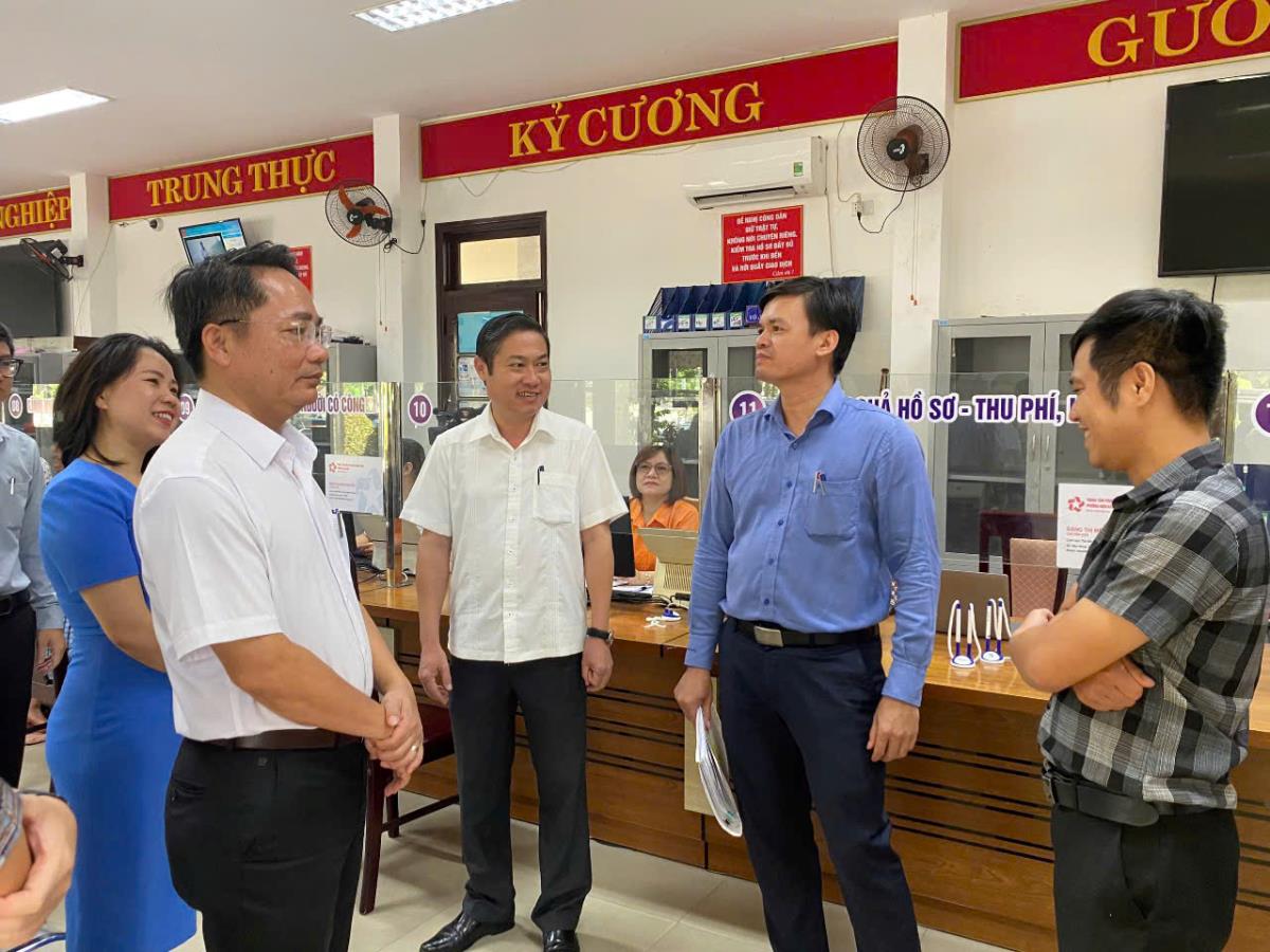 Người dân thực hiện TTHC tại xã Gò Nổi ngày 8-7
