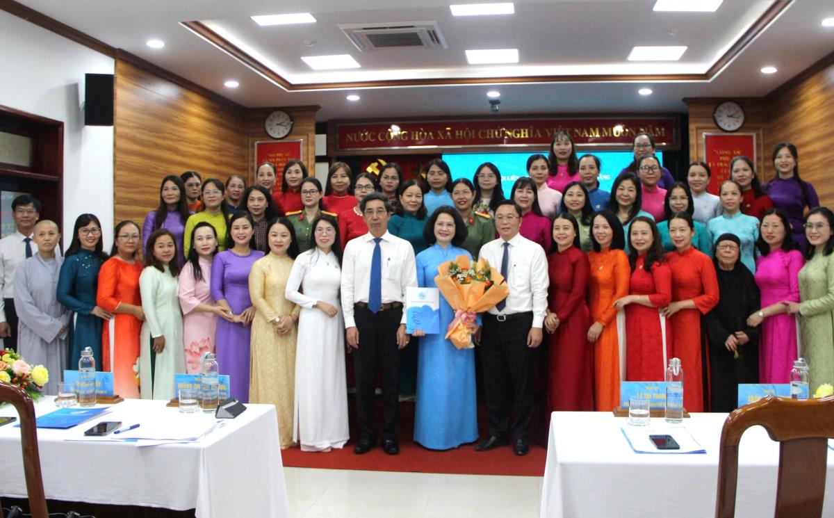Chủ tịch Ủy ban MTTQ Việt Nam thành phố Lê Trí Thanh và Phó Chủ tịch UBND thành phố Trần Chí Cường tặng hoa chúc mừng Hội LHPN TP Đà Nẵng (mới).
