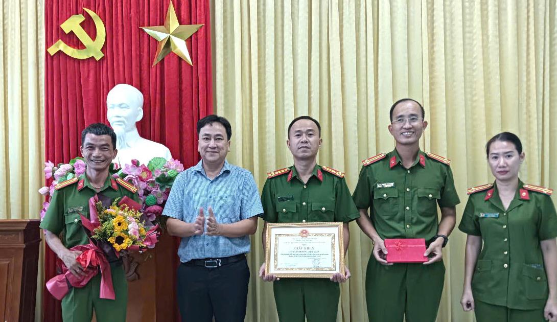 Chủ tịch UBND phường Hòa Xuân Đặng Quang Vinh (thứ 2, từ trái sang) tặng giấy khen cho cán bộ, chiến sĩ Công an phường Hòa Xuân.