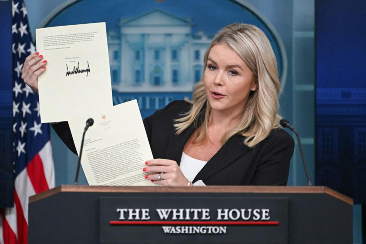 Thư ký báo chí Nhà Trắng Karoline Leavitt cầm lá thư của Tổng thống Donald Trump gửi cho Tổng thống Hàn Quốc Lee Jae-myung thông báo về mức thuế quan mới. Ảnh: AFP