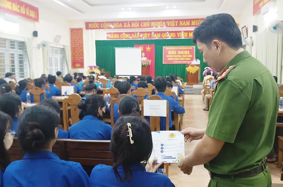 Vợ chồng bị cáo Nguyễn Ngọc Tuấn lãnh án về tội danh lừa đảo chiếm đoạt tài sản.