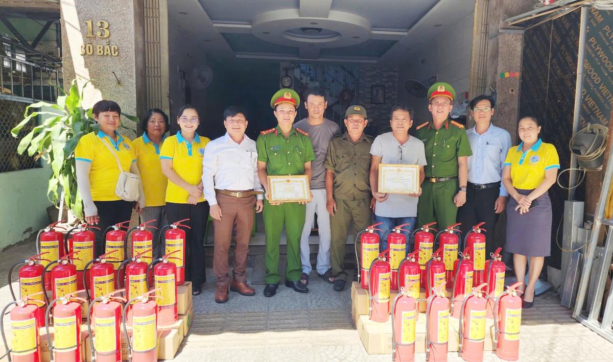 Chủ tịch UBND phường Hải Châu tặng Giấy khen và trao bình chữa cháy cho người dân khu dân cư Nam Vinh 2.