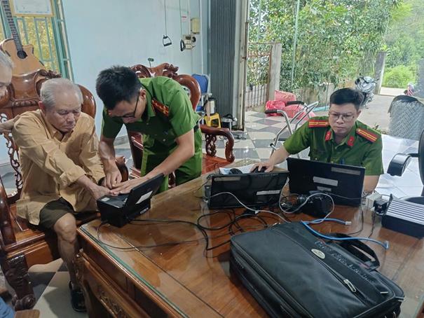 Phòng Cảnh sát QLHC về TTXH Công an tỉnh Quảng Ngãi tổ chức thu nhận hồ sơ cấp thẻ Căn cước tại nhà công dân.
