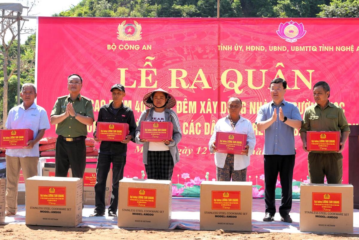 Thứ trưởng Bộ Công an Phạm Thế Tùng và Bí thư Tỉnh ủy Nghệ An Nguyễn Đức Trung trao quà của Bộ trưởng Lương Tam Quang động viên người dân thiệt hại do bão lũ.