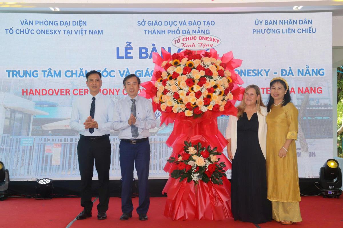 Các bên ký kết bàn giao Trung tâm Chăm sóc và Giáo dục mầm non OneSky - Đà Nẵng