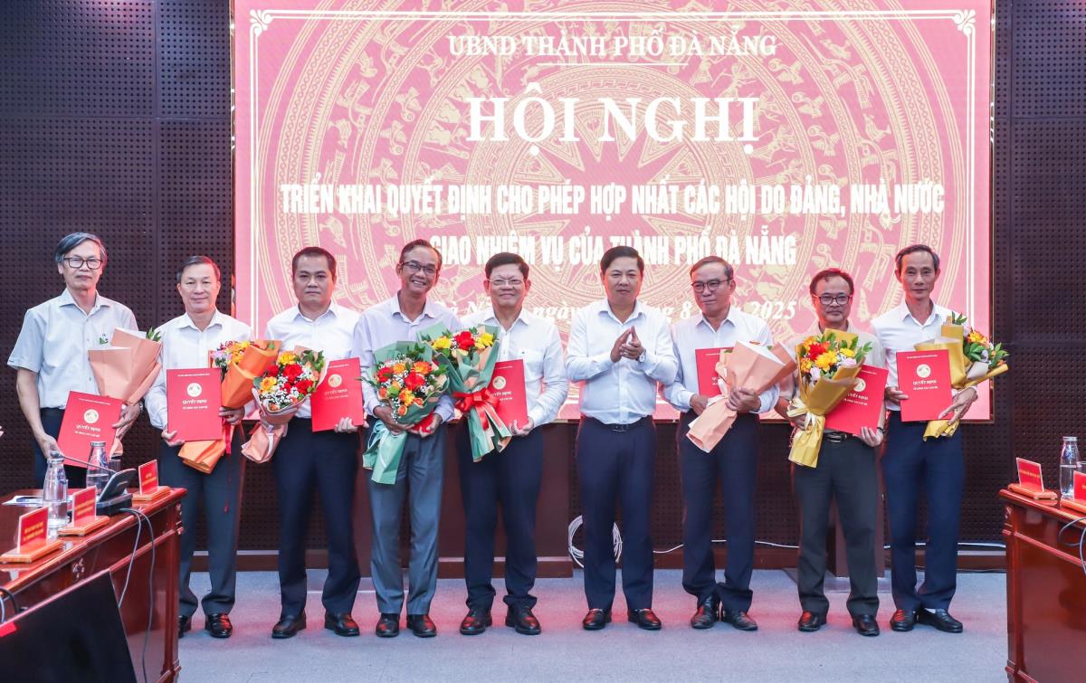 Chủ tịch Ủy ban MTTQ Việt Nam thành phố Lê Trí Thanh (giữa) trao quyết định hợp nhất các hội do Đảng, Nhà nước giao nhiệm vụ trên địa bàn thành phố.