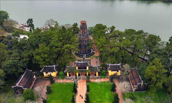Chùa Thiên Mụ (Chùa Linh Mụ) nằm trên đồi Hà Khê, tả ngạn sông Hương, thành phố Huế đây là điểm đến của du khách khi đến với cố đô Huế.