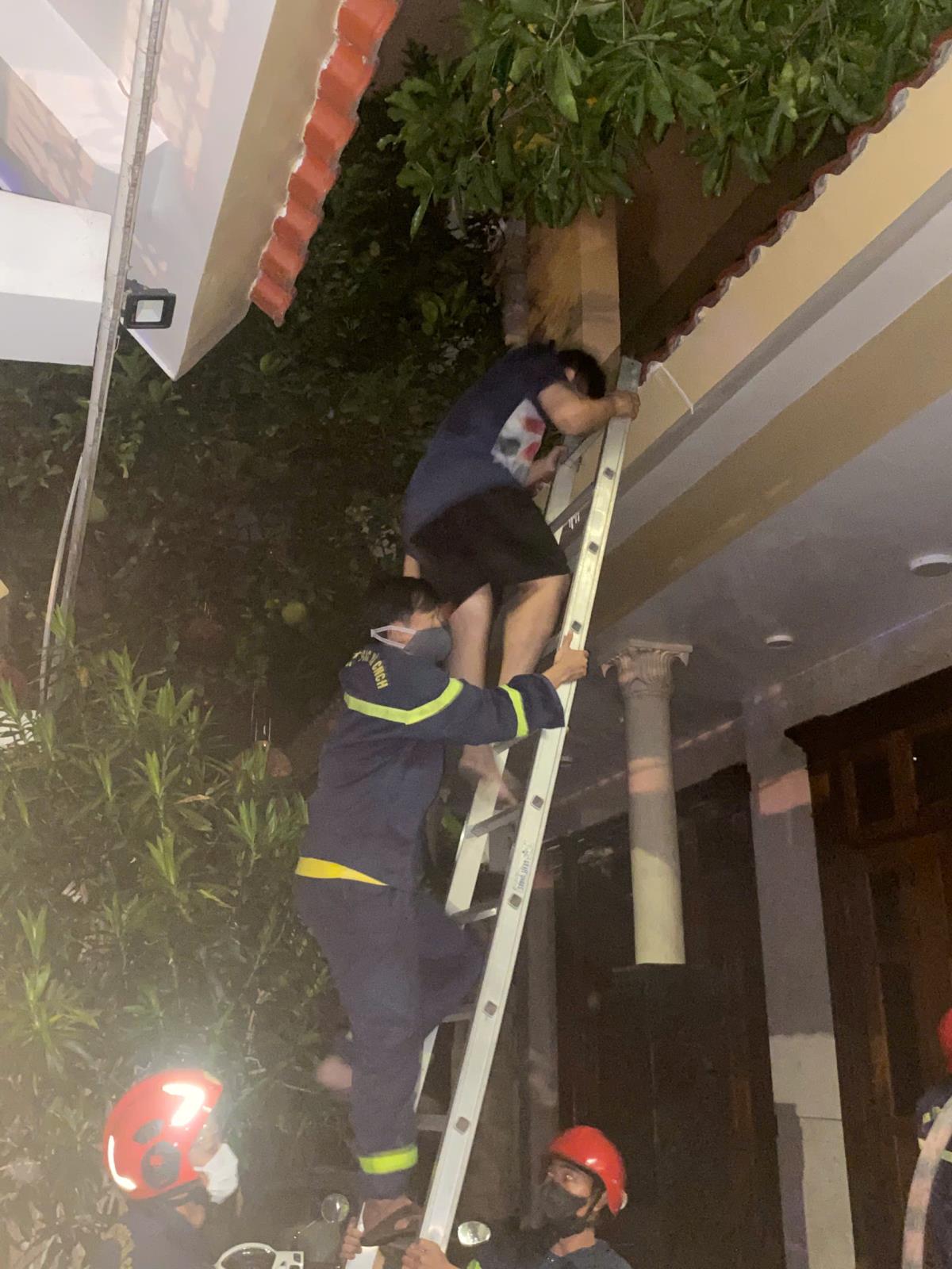 Cảnh sát PCCC và CNCH Công an TP Đà Nẵng triển khai thang hướng dẫn 5 người mắc kẹt xuống vị trí an toàn.