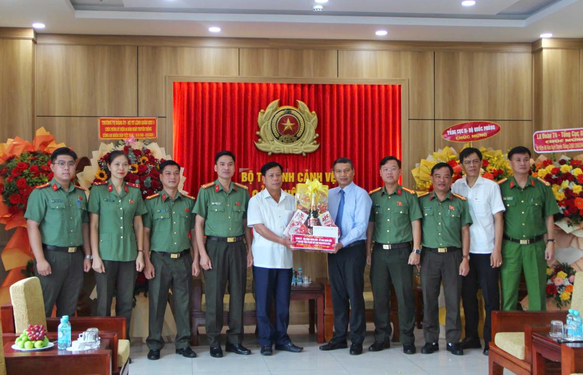 Phó Chủ tịch Thường trực UBND thành phố Hồ Kỳ Minh đã đến thăm, chúc mừng Phòng 9 - Bộ Tư lệnh Cảnh vệ tại Đà Nẵng