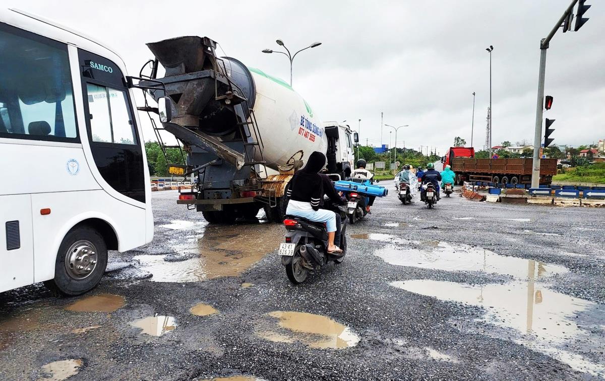 Nút giao thông giữa QL14B và đường cao tốc Đà Nẵng - Quảng Ngãi thường xuyên quá tải vào các khung giờ cao điểm và đang xuống cấp cần sớm được đầu tư cải tạo, nâng cấp.
