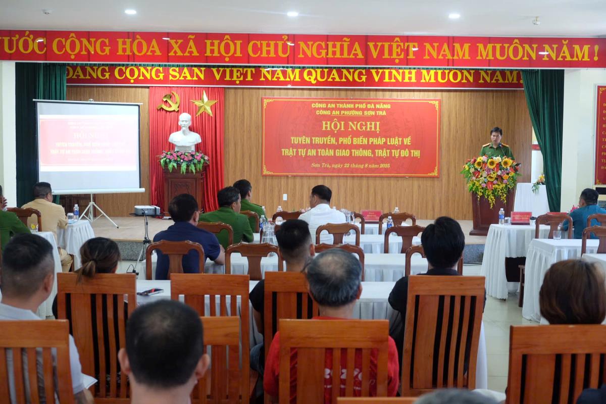 Báo cáo viên đang phổ biến một số quy định pháp luật liên quan đến trật tự an toàn giao thông, trật tự đô thị.
