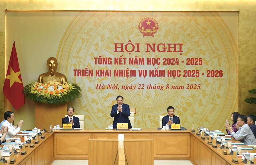 Phó Bí thư Thường trực Thành ủy Nguyễn Đình Vĩnh và Phó Chủ tịch UBND TP Đà Nẵng Trần Anh Tuấn chủ trì hội nghị tại điểm cầu TP Đà Nẵng.
