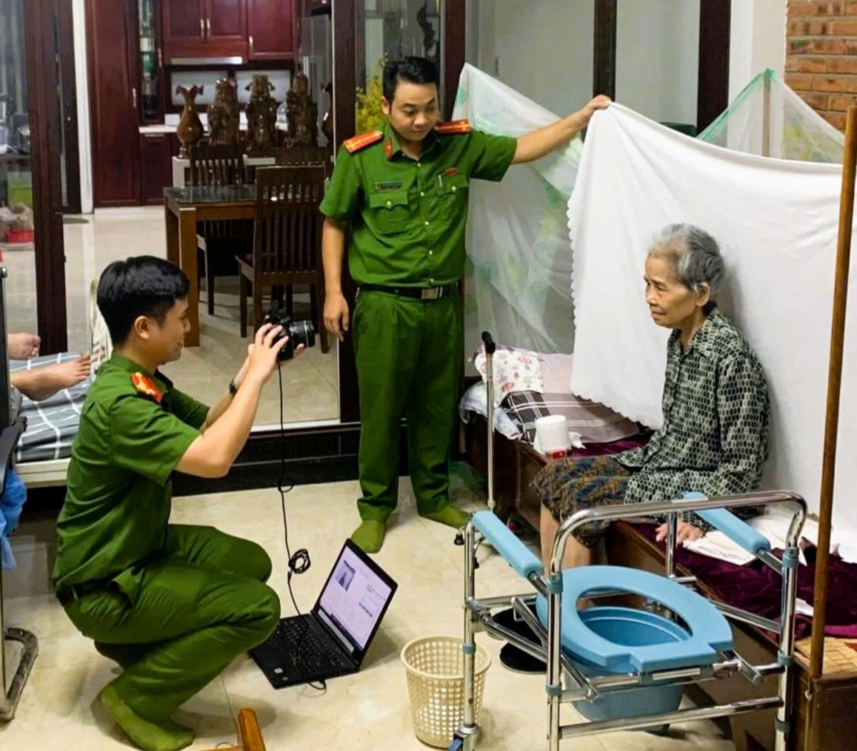 Công an phường Hòa Xuân đến tận nhà giải quyết các thủ tục liên quan đến việc cấp, đổi thẻ đảng viên cho người cao tuổi.