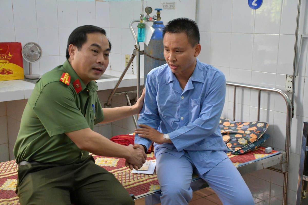 Đại tá Nguyễn Xuân Hoàng động viện cán bộ và gia đình an tâm điều trị