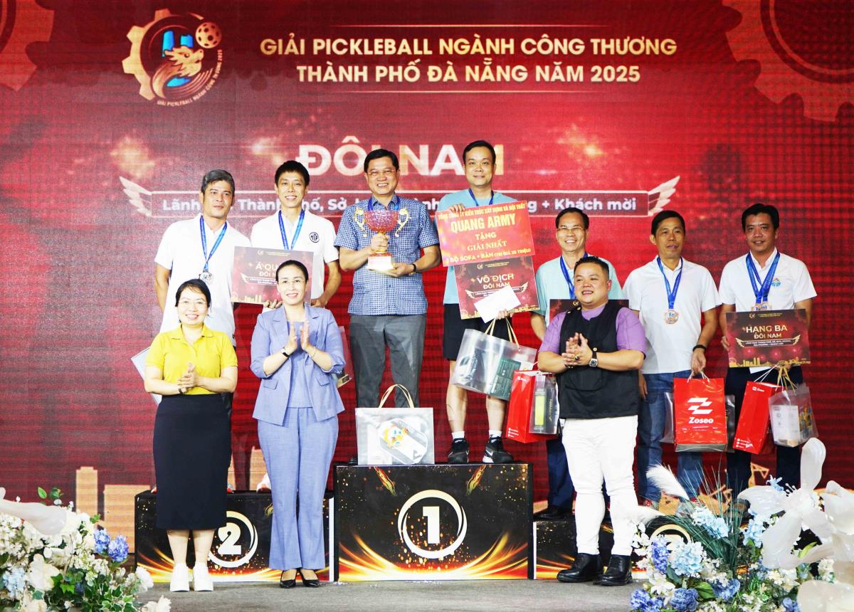 Phó Chủ tịch UBND TP Nguyễn Thị Anh Thi cùng Ban Tổ chức, nhà tài trợ trao các giải Nhất, Nhì, Ba đối với nội dung
Đôi nam lãnh đạo TP, các sở, ban, ngành, địa phương và khách mời.