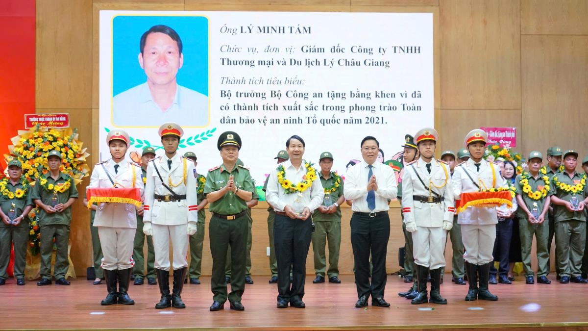 Từ 2020 đến nay, ông Lý Minh Tám và gia đình đã xây dựng, bàn giao hơn 30 căn nhà cho người có hoàn cảnh khó khăn.