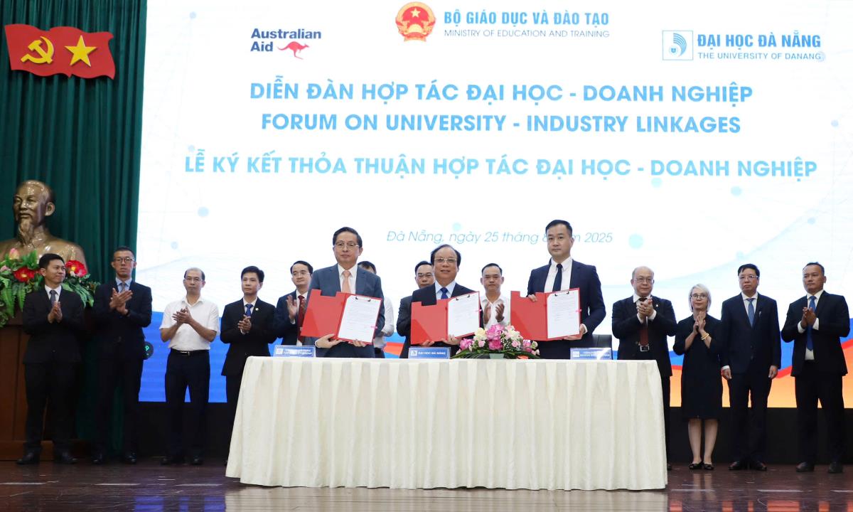 Các đại biểu chụp ảnh lưu niệm.
