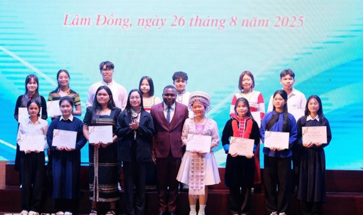 Ban Tổ chức trao học bổng cho HS xuất sắc khối trường THPT Chuyên, khối trường Dân tộc nội trú, khối các trường THPT các tỉnh.