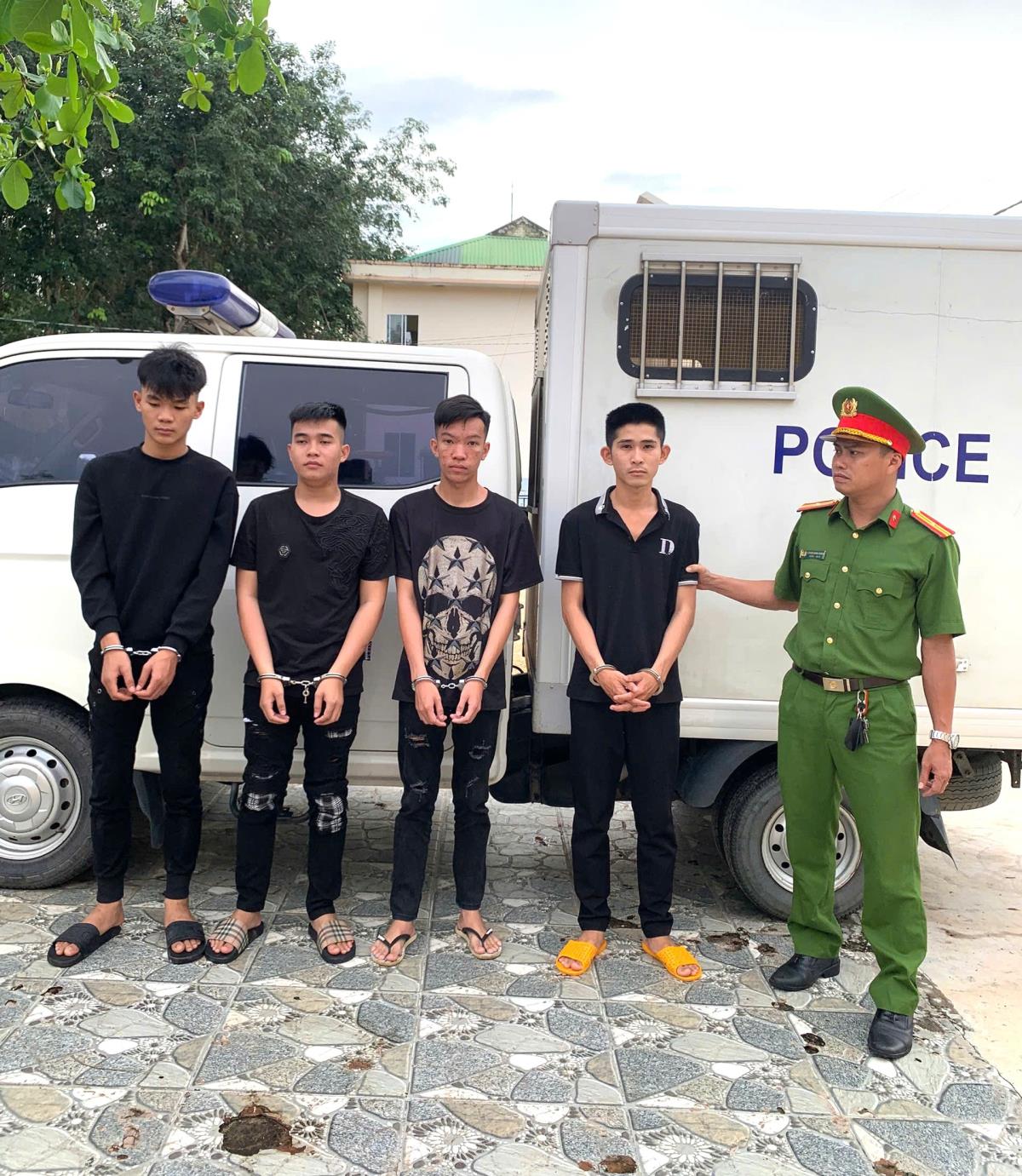 Công an bắt, dẫn giải 4 đối tượng: Nguyễn Trường Huy, Nguyễn Duy Tân, Nguyễn Cao Nhật Huy và Nguyễn Hà Lâm.