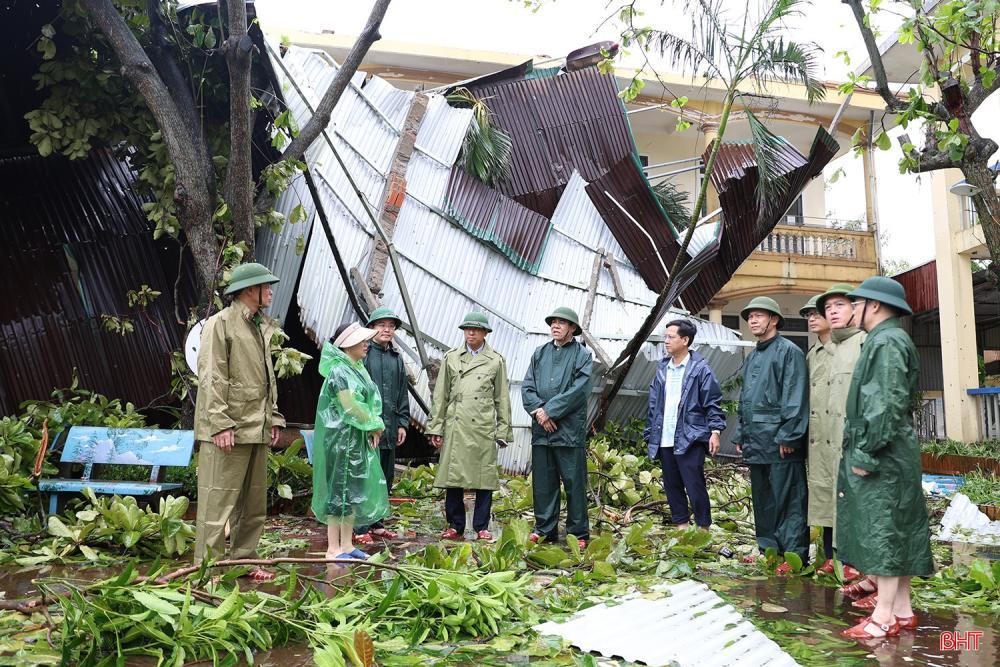 Công an tỉnh Nghệ An giúp dân phòng chống và khắc phục hậu quả bão lũ.
