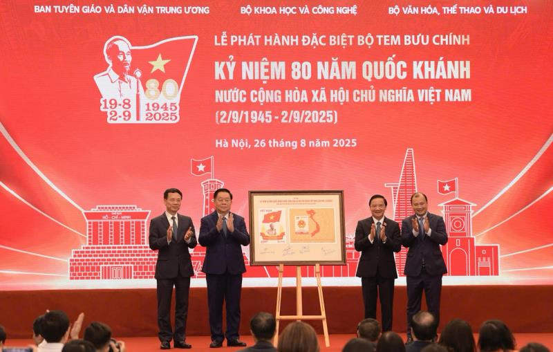 Mẫu tem thể hiện hình tượng Chủ tịch Hồ Chí Minh, Người khai sinh ra nước Việt Nam Dân chủ Cộng hòa được khắc họa bằng phong cách nghệ thuật đồ họa hiện đại, vừa trang nghiêm, vừa gần gũi.