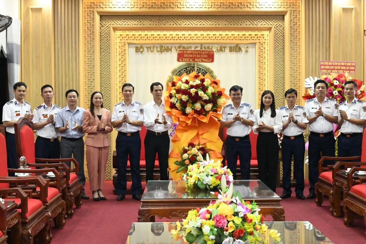 Đoàn công tác Ban Tuyên giáo và Dân vận Thành ủy Đà Nẵng tặng hoa chúc mừng Ngày truyền thống lực lượng Cảnh sát biển Việt Nam.