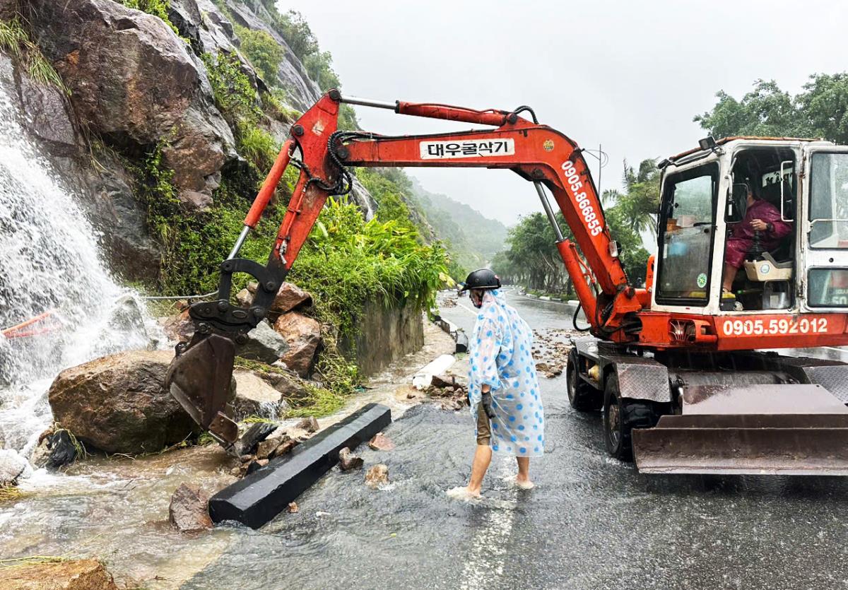 Thi công khắc phục tình trạng đá lăn trên tuyến đường Hoàng Sa đoạn nằm trên bán đảo Sơn Trà
do mưa lớn gây ra trong tháng 11-2024.
