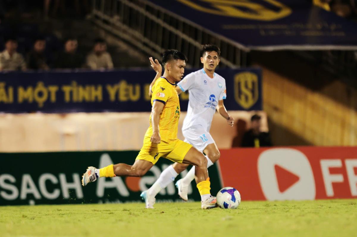 SHB Đà Nẵng (phải) có cản được đà tiến của Ninh Bình FC?