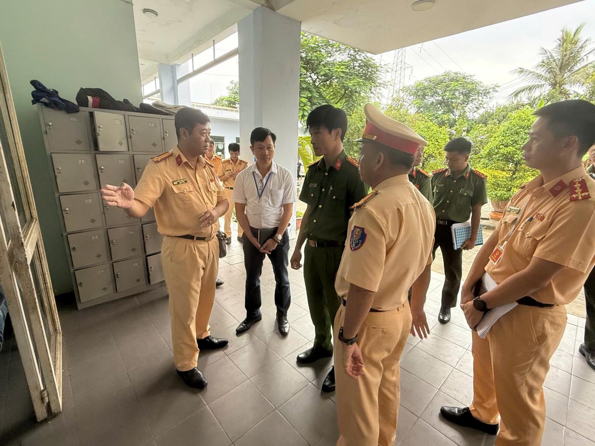 Thượng tá Trần Minh Nguyên kiểm tra và làm việc với Hội đồng sát hạch lái xe tại Trung tâm sát hạch lái xe Đà Nẵng.