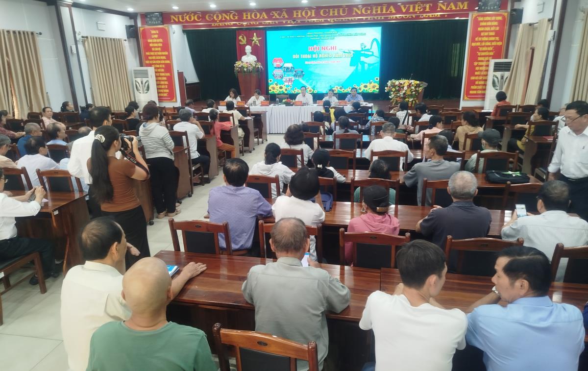 Hộ nghèo trình bày nguyện vọng tại điểm đối thoại do Phó Chủ tịch UBND phường Thanh Khê Lê Văn Cương chủ trì.