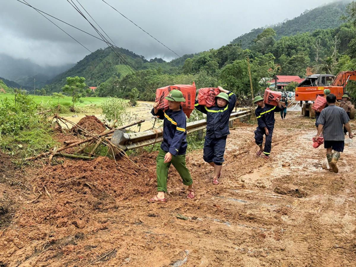 Lực lượng cứu hộ, cứu nạn Công an tỉnh Thanh Hóa mang lương thực, thực phẩm đến từng nhà cho bà con.