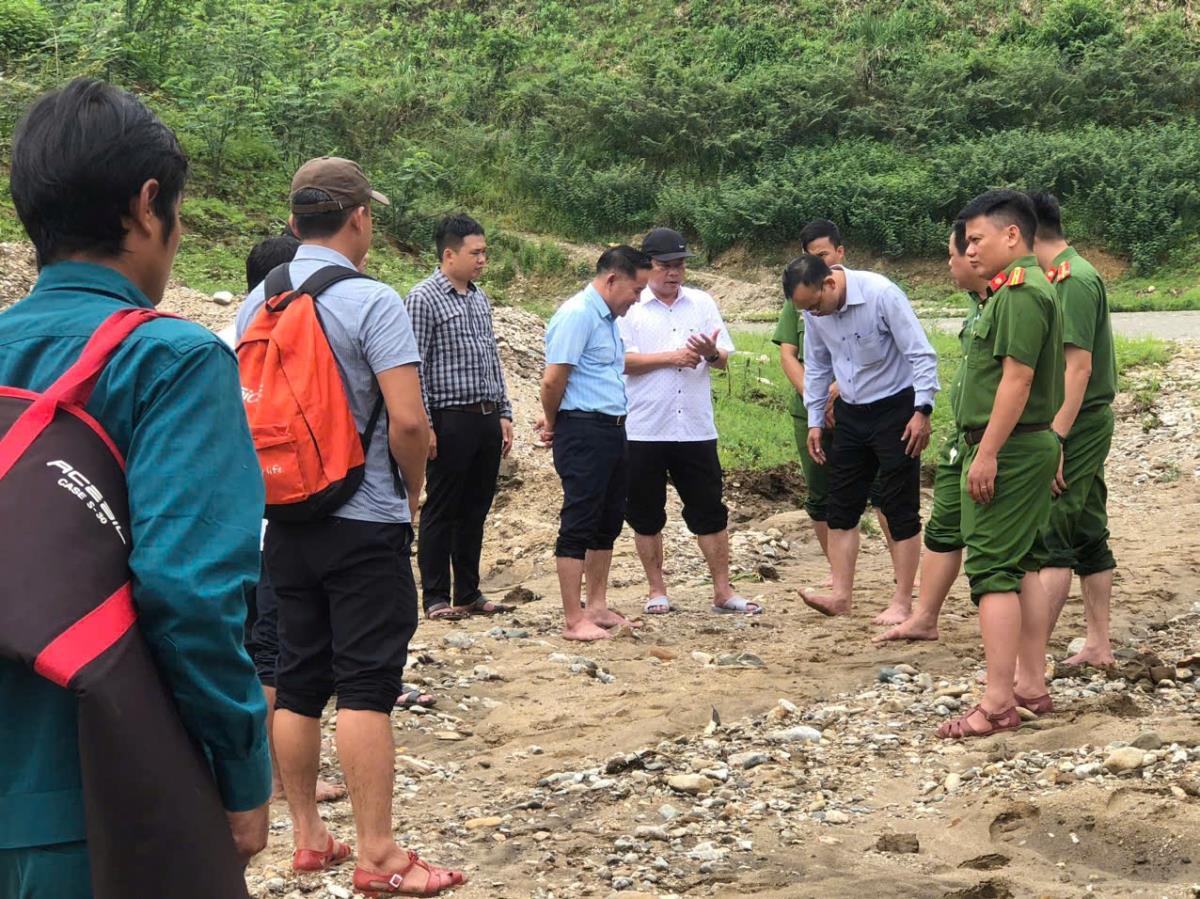 Lãnh đạo 3 xã Trà Tân, Nam Trà My và Trà Leng kiểm tra thực tế tình trạng khai thác cát trái phép trên sông Nước Xa.
