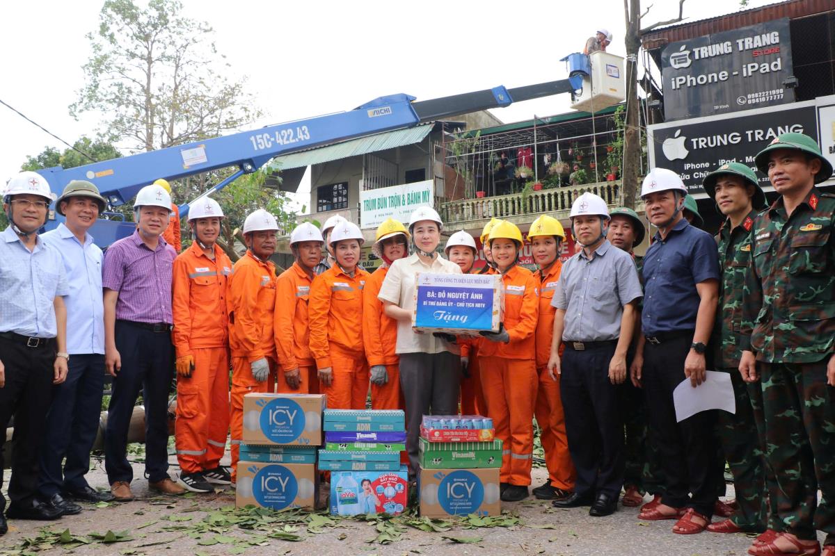 Nhiều cột điện bị gãy đổ sau bão số 5 được các công nhân dựng lên tạm thời để đóng điện.