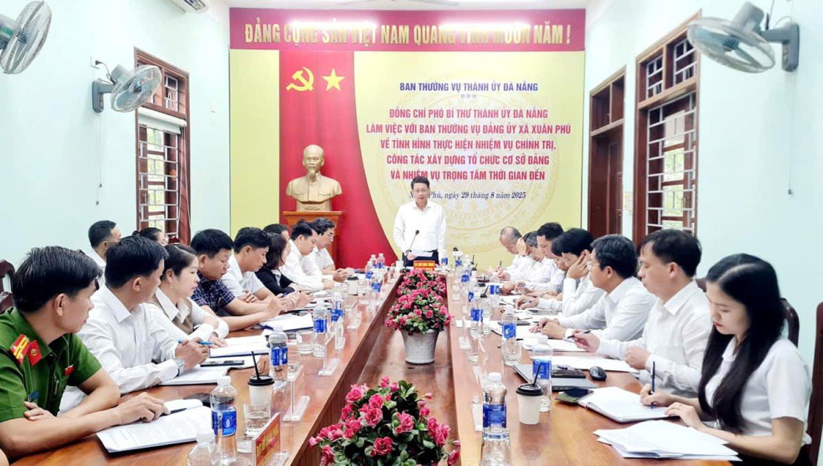 Phó Bí thư Thành ủy Đà Nẵng Ngô Xuân Thắng phát biểu chỉ đạo tại buổi làm việc với Đảng ủy xã Xuân Phú.