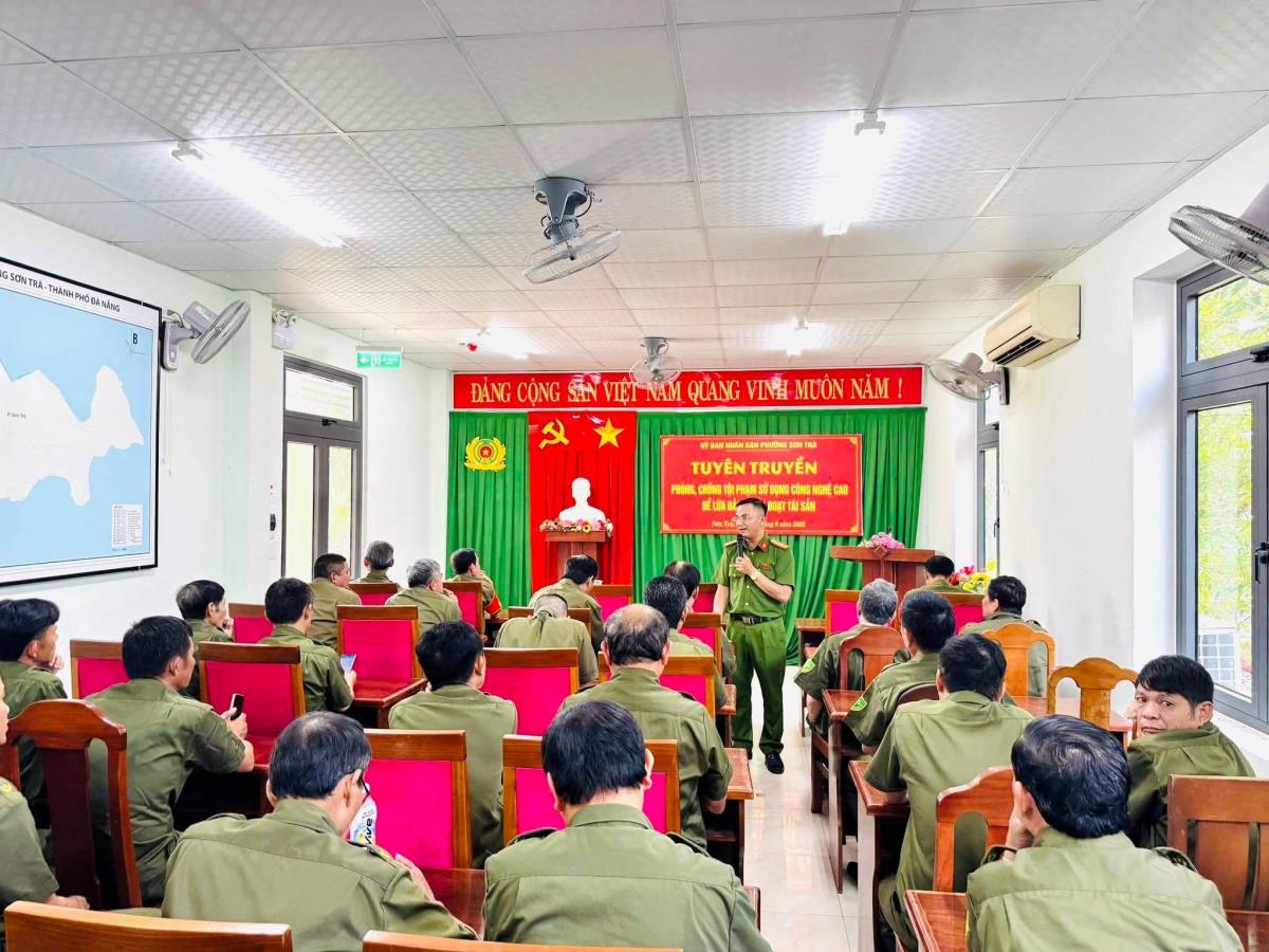 Báo cáo viên thông tin đến lực lượng cơ sở nhiều phương thức, thủ đoạn hoạt động phổ biến của tội phạm công nghệ cao