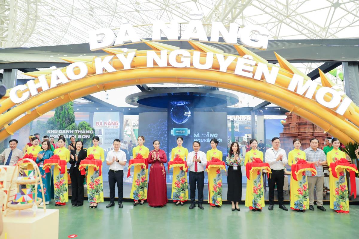 Đại biểu và lãnh đạo thành phố chụp ảnh lưu niệm tại gian trưng bày sản phẩm OCOP Đà Nẵng.