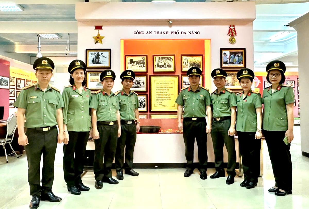 Đoàn công tác Công an TP Đà Nẵng thăm Tượng đài Bác Hồ tại Tân Trào