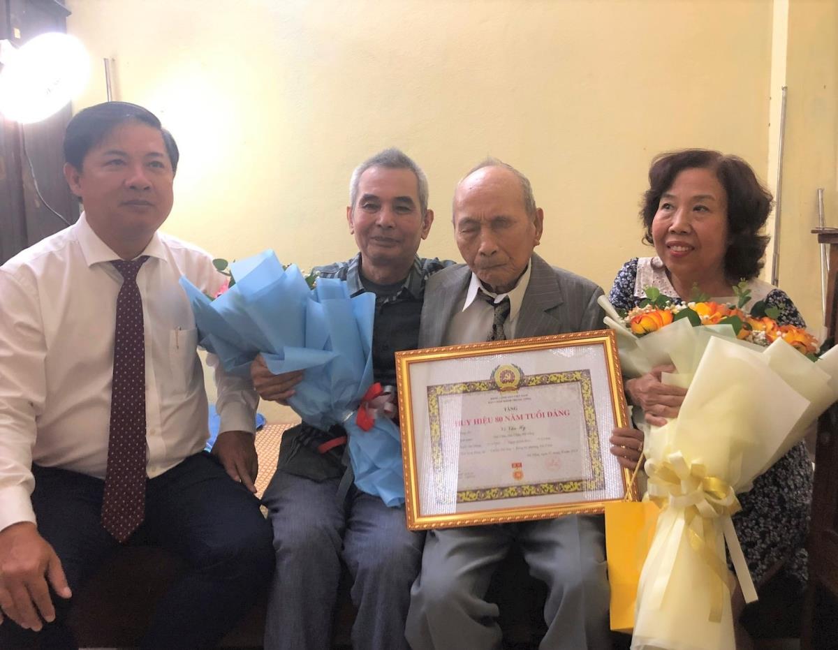 Thường trực Đảng ủy phường Bàn Thạch trao Huy hiệu 30 năm tuổi Đảng cho các đảng viên.